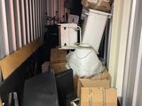 de nombreux cartons à l'arrière d'un camion de déménagement