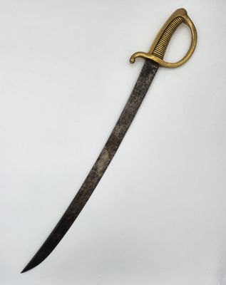 une vieille épée avec un manche en or sur fond blanc