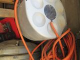 un tuyau orange raccordé à un réservoir blanc dans un garage