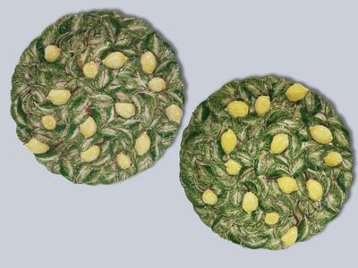 deux boutons au crochet verts et jaunes sur un fond gris