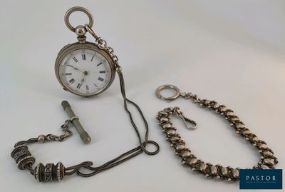 une montre de poche en argent avec une chaîne autour d'elle