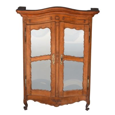 une image d'une armoire en bois avec des portes en verre