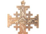 une image d'une croix dorée sur fond blanc