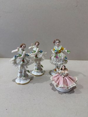 Ensemble de quatre sujets en porcelaine figurant des danseus…