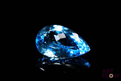 gros plan d'un diamant bleu sur une surface noire