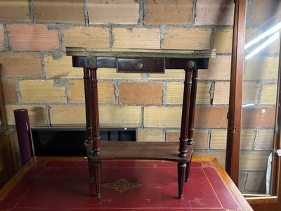 une petite table sur laquelle est posé un livre