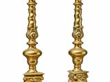 paire de chandeliers anciens en laiton sur piédestal sur fond blanc