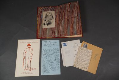 un livre sur la couverture duquel figure la photo d'un homme coiffé d'un chapeau