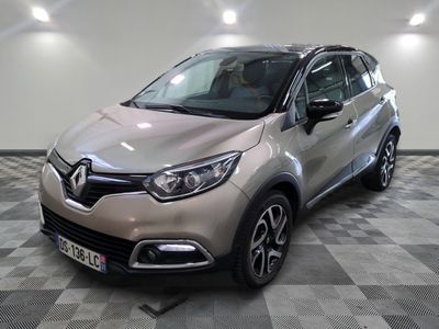l'avant d'une voiture argentée garée sur un sol à damier