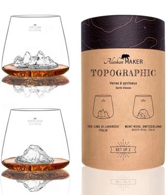 trois verres de vin avec des glaçons sur la table