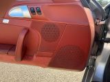 un gros plan sur une portière de voiture équipée d'un haut-parleur
