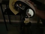 une personne tenant une lampe posée sur une table