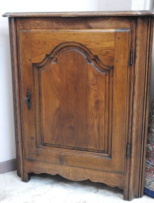 un petit meuble en bois surmonté d'une porte