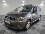 la camionnette grise est garée sur un sol en damier dans le garage