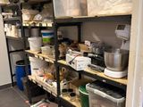 une pièce avec des étagères et des bacs remplis d'objets