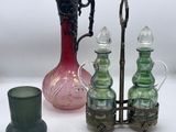 de nombreux objets en verre de toutes sortes posés sur la table