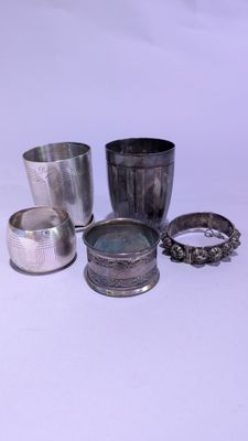 de nombreux objets en argent posés sur une surface blanche