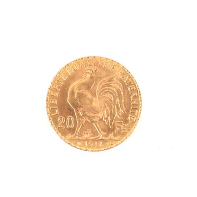 une pièce d'or représentant un coq sur un fond blanc