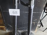 deux poteaux noirs sur lesquels est inscrit un numéro