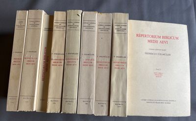 plusieurs livres sont empilés sur une table