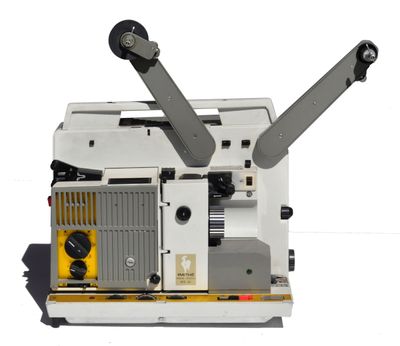 une machine posée sur une table