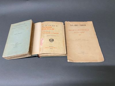 trois vieux livres posés sur une table l'un à côté de l'autre