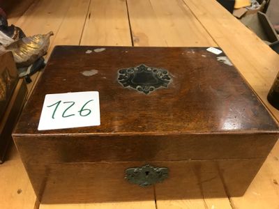 une boîte en bois sur laquelle est apposée une étiquette de prix
