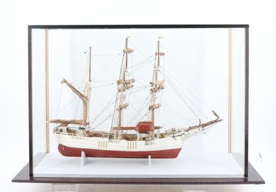 une maquette de bateau dans une vitrine