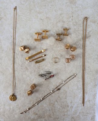 de nombreux types de bijoux sur la table