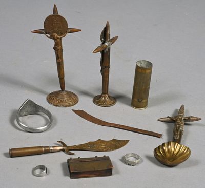 un grand nombre d'objets posés sur une table