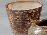 trois vases posés l'un à côté de l'autre sur une table