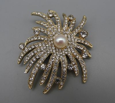 Broche ou pendentif "fleur" monture en métal doré sertie de …