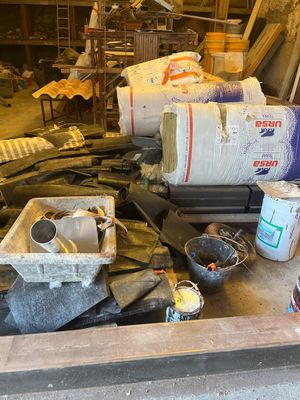 un tas de bric-à-brac dans un garage rempli d'outils