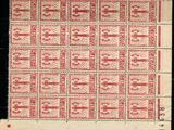 un timbre-poste rouge et blanc sur fond noir