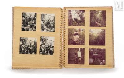 un vieil album photo montrant un groupe de personnes dans les bois