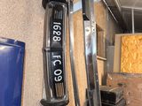 une photo d'un garage avec des outils accrochés au mur