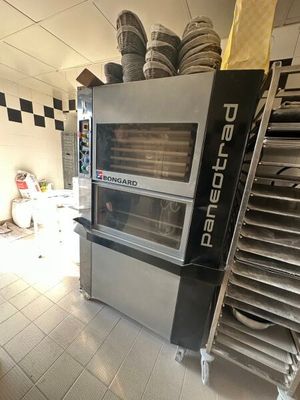 une image d'un four commercial dans une cuisine commerciale