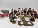 de nombreuses figurines représentant des personnes et des animaux sur un fond blanc
