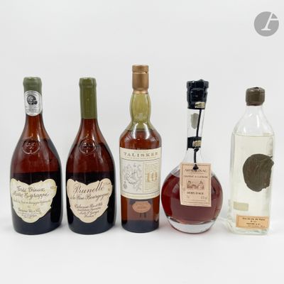 plusieurs bouteilles d'alcool sont alignées sur une surface blanche
