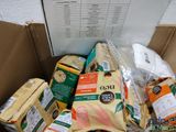 une boîte pleine de nourriture posée sur le sol