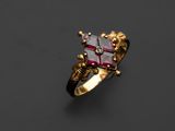 une image représentant une bague en or sertie d'une pierre rose