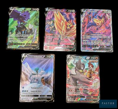 quatre types différents de cartes Pokémon sur fond noir
