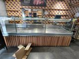 une grande vitrine au milieu d'un magasin