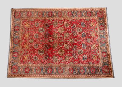 un tapis rouge orné d'un médaillon