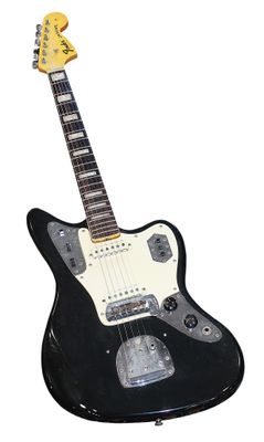 une image représentant une guitare électrique noire posée sur un support, sur fond blanc