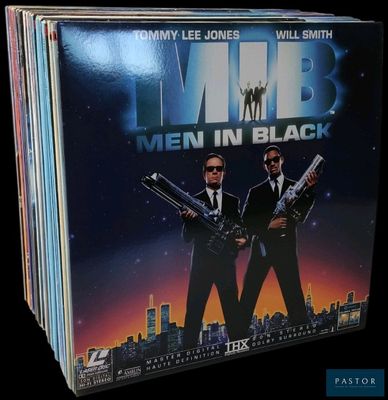 beaucoup de DVD posés sur la table