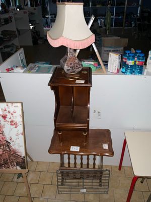 une table surmontée d'une lampe dans une pièce