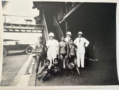 photographie en noir et blanc d'un groupe d'hommes et de femmes nus posant pour une photo