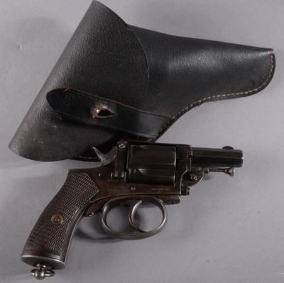 un vieux pistolet dans un étui en cuir posé sur une surface blanche