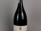 une bouteille de vin posée sur une table